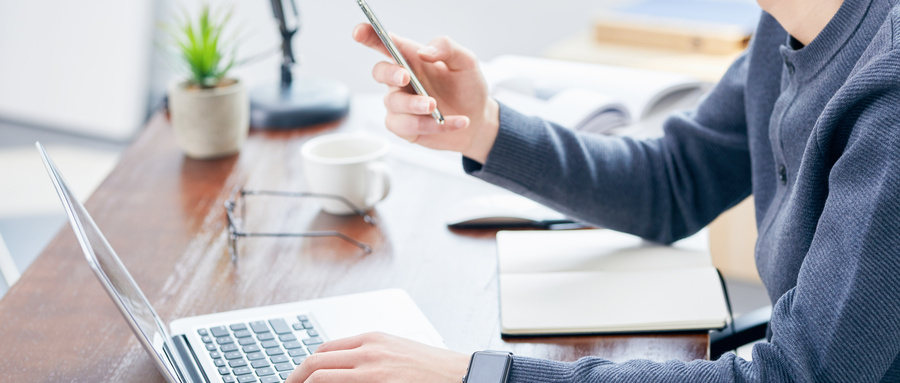 摄图网_501238707_wx_年轻男士使用手机休闲办公(非企业商用).jpg 摄图网_501238707_wx_年轻男士使用手机休闲办公(非企业商用).jpg